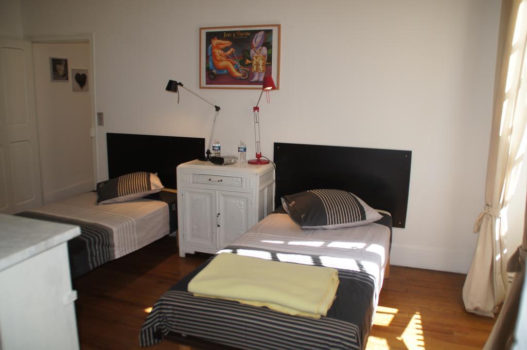 Le Charles IX Apartment Roussillon  Bagian luar foto